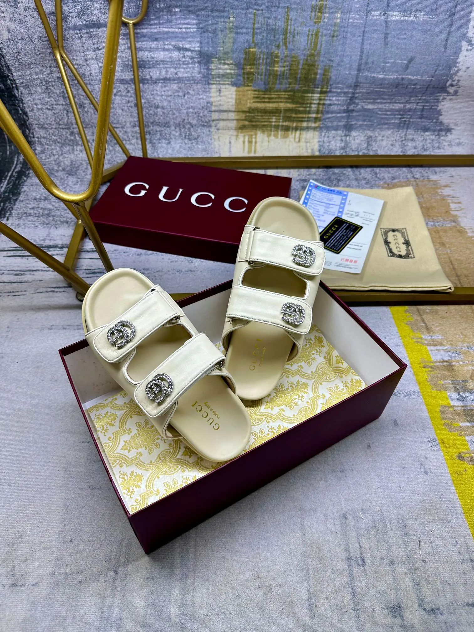 👟👟Ex-factory price 440👟👟Gucci’s latest popular slippers, double-strip Velcro straps are adjustable, and the cowhide fabric is embellished with double G diamond fasteners. Number of yards: 35-41 yards,